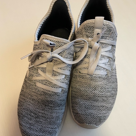 Ladies Adidas runners - Picture 1 of 3